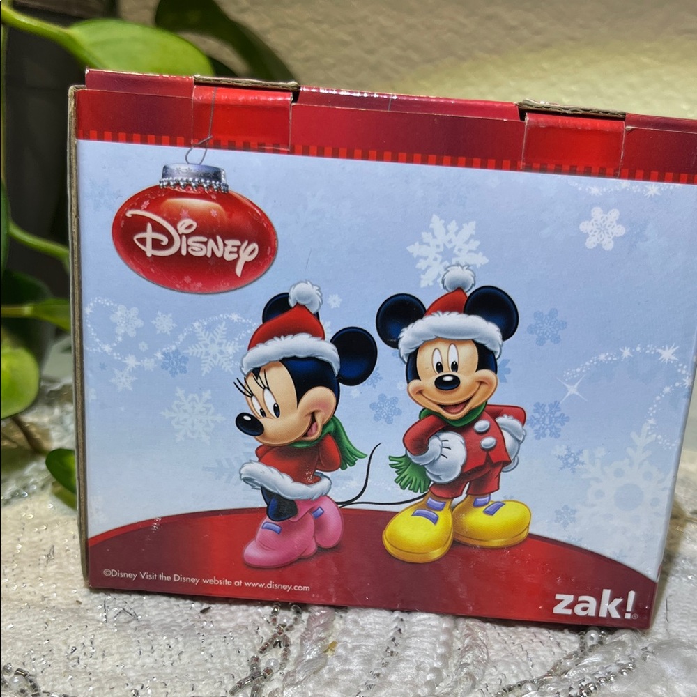 Disney Festive Mickey and Minnie Salt & Pepper Shaker Set - Red and Green - Picture 3 of 8